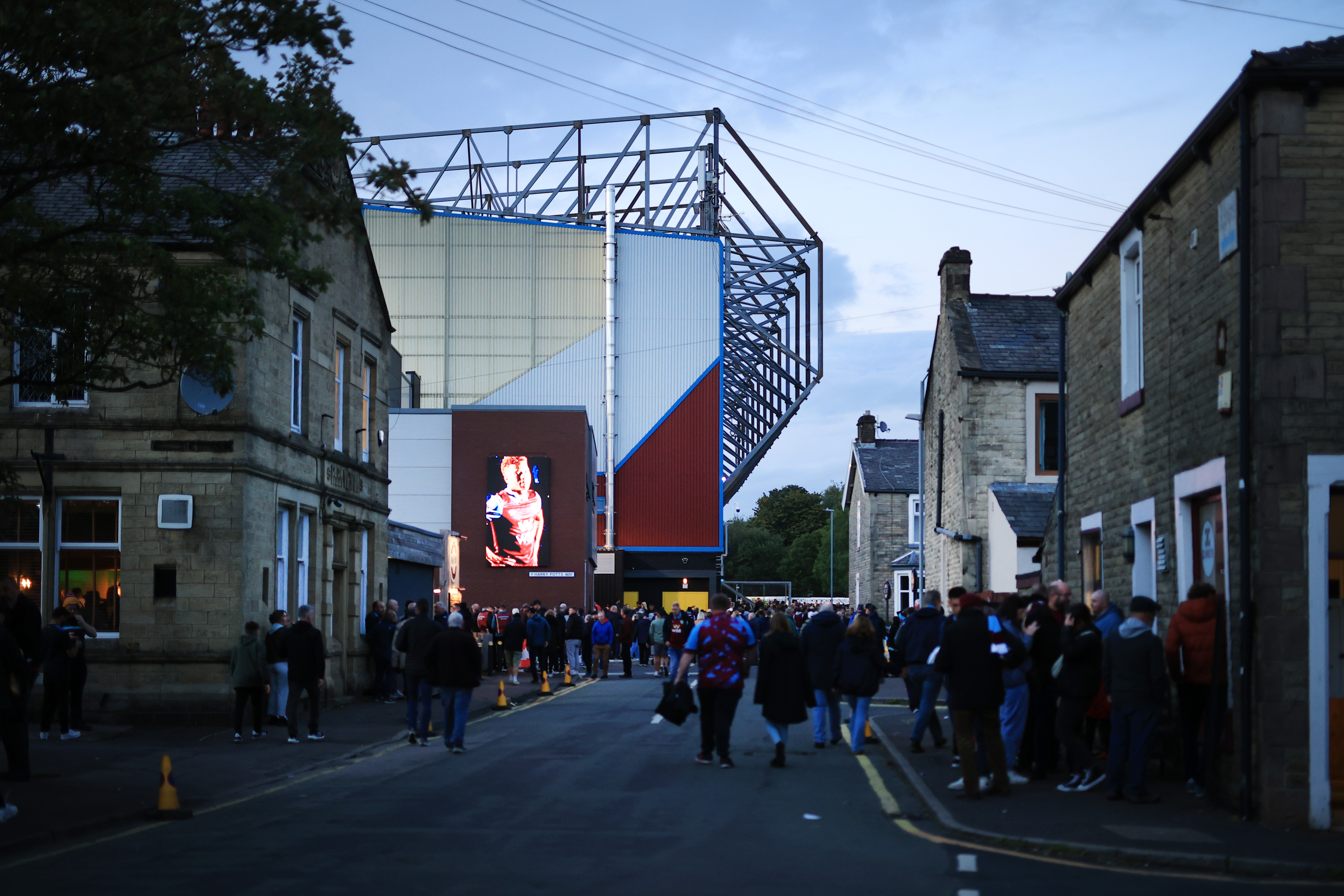 Burnley vs Arsenal:  Clarets dangermen, how to watch TV & live stream, team news, predicted starting XI, kick-off time, h2h results, score prediction 