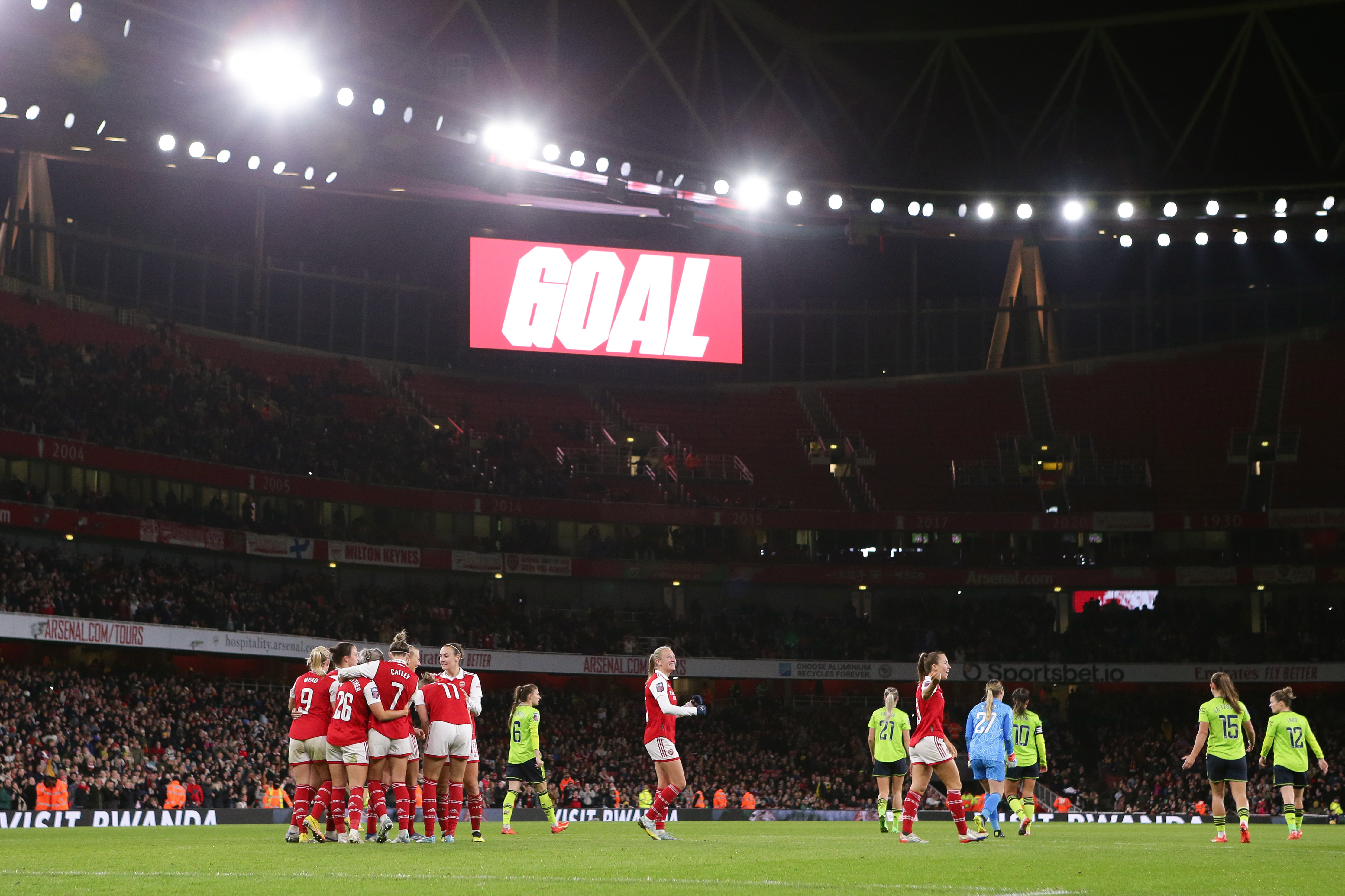 Live Blog: Arsenal look to keep WSL title hopes alive against Manchester United