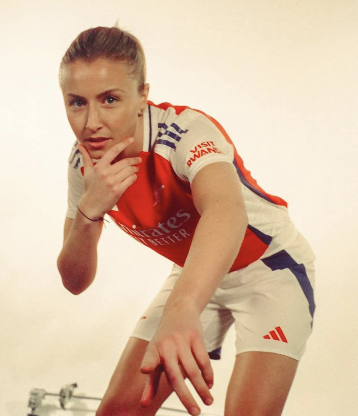 Leah Williamson signs new deal with Arsenal 