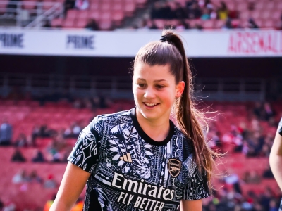 Arsenal academy graduate Maddy Earl signs professional contract